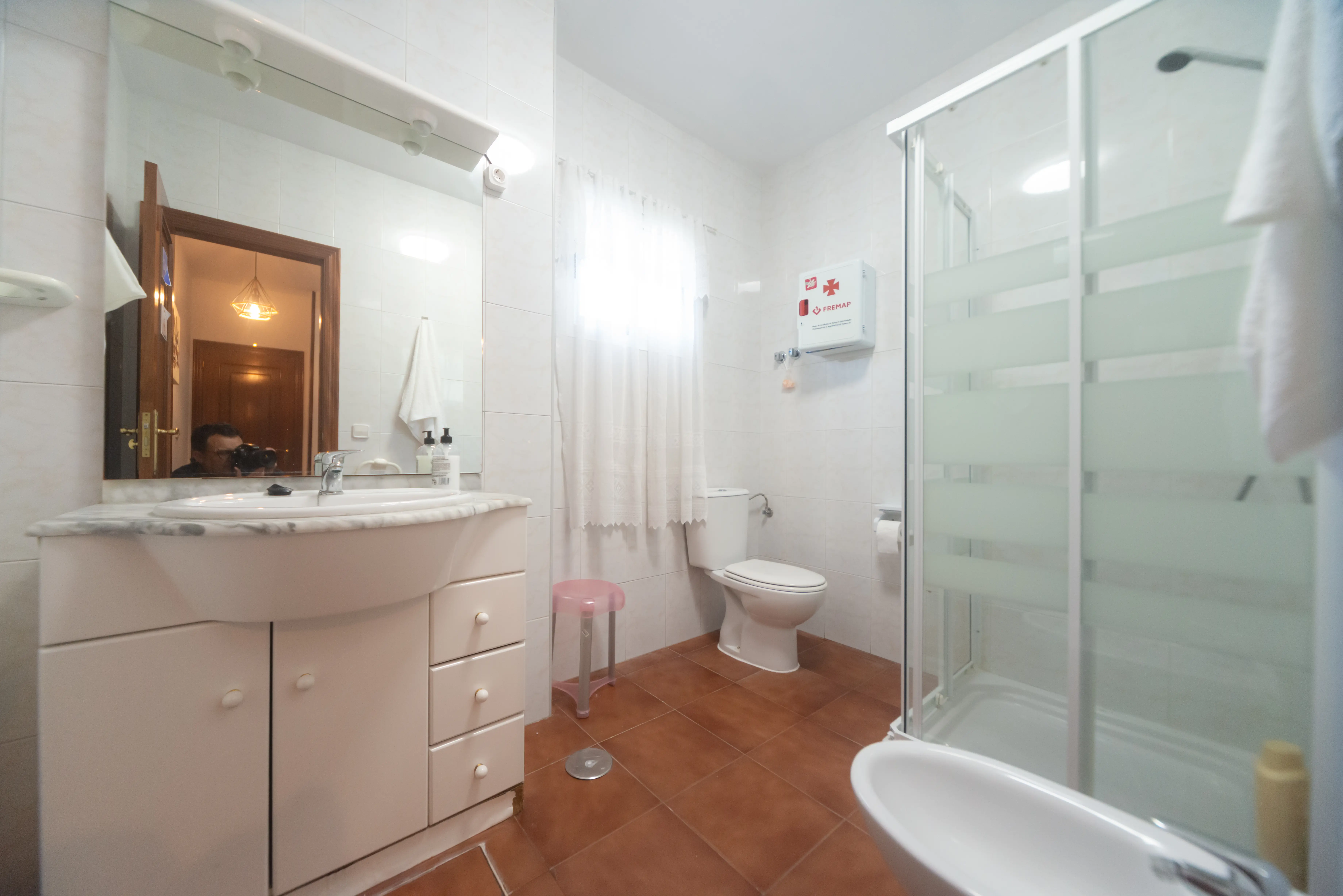 Baño completo 1 con ducha, azulejos blancos y acabados modernos