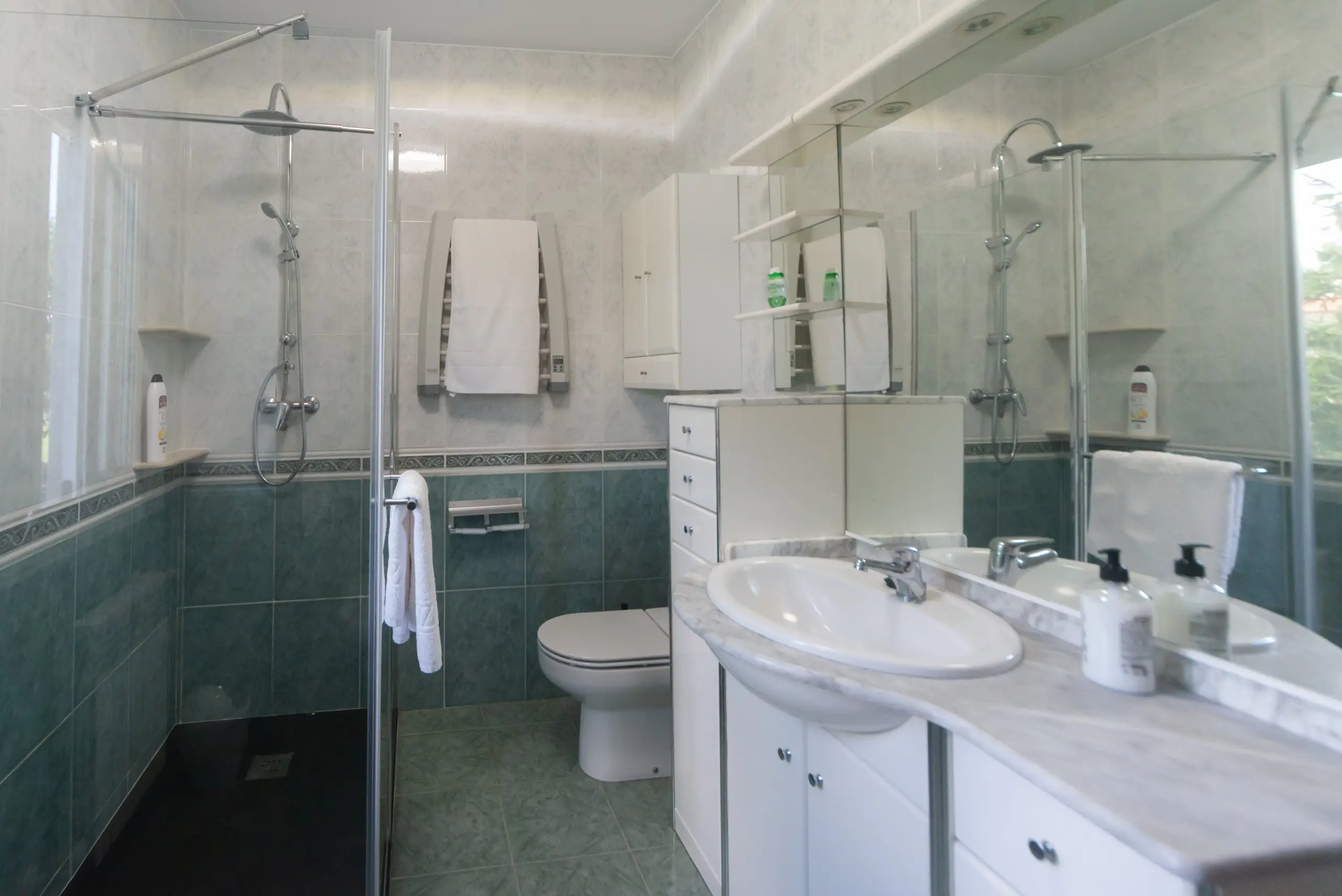 Baño completo 2 con bañera, espejo grande y buena iluminación