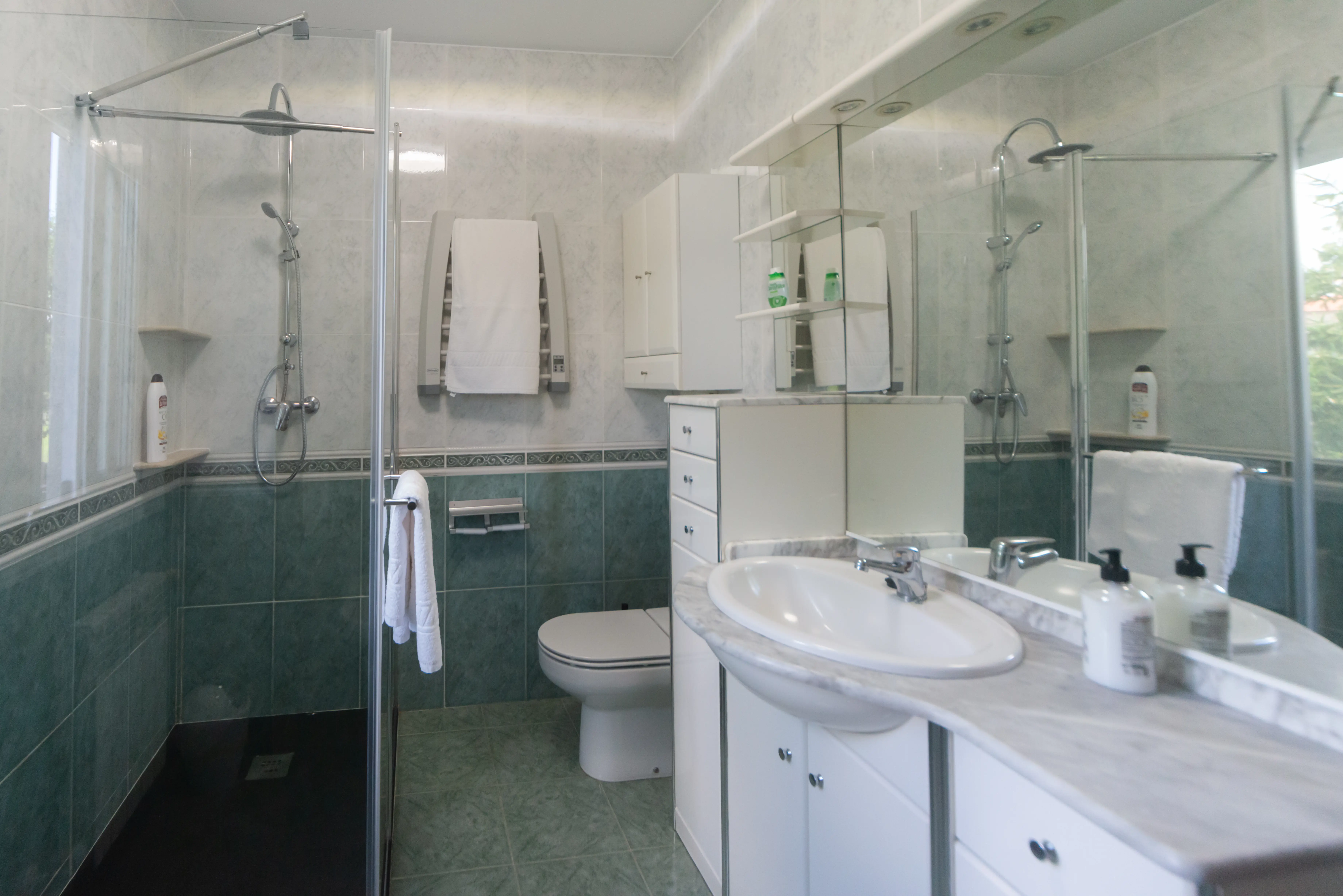 Baño completo 2 con bañera, espejo grande y buena iluminación