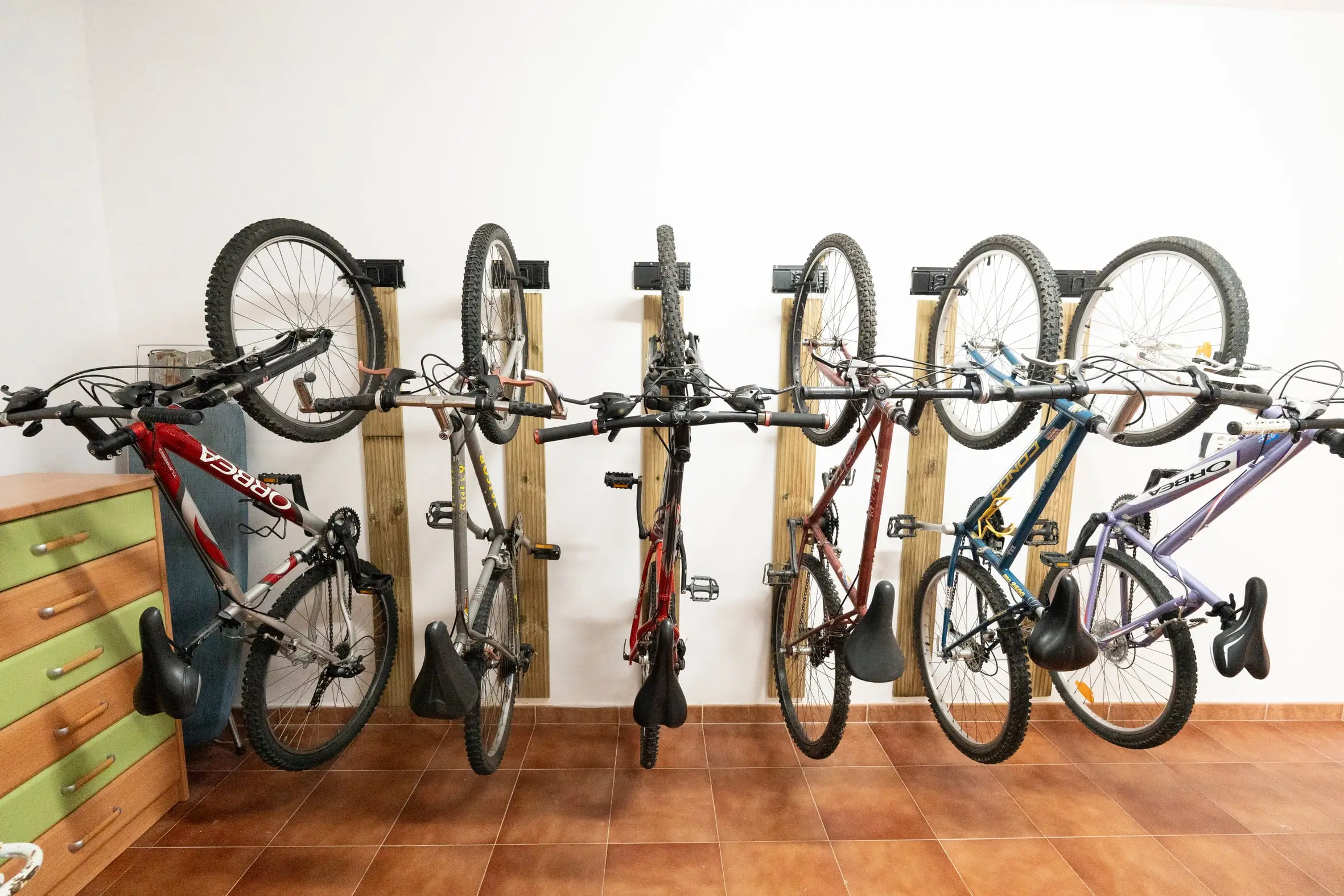 Bicicletas disponibles para los huéspedes colgadas en soporte de pared
