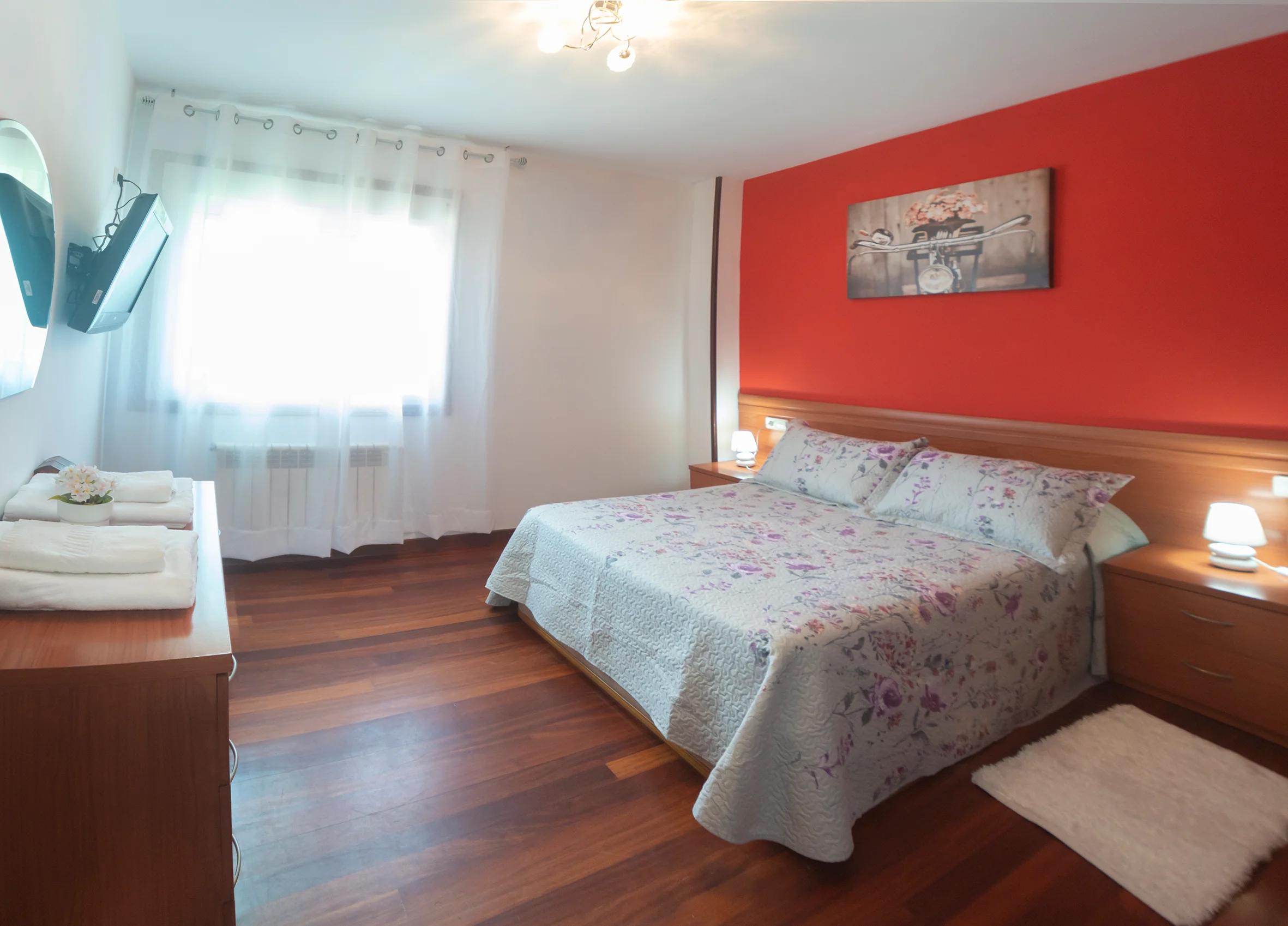 Dormitorio luminoso con cama doble