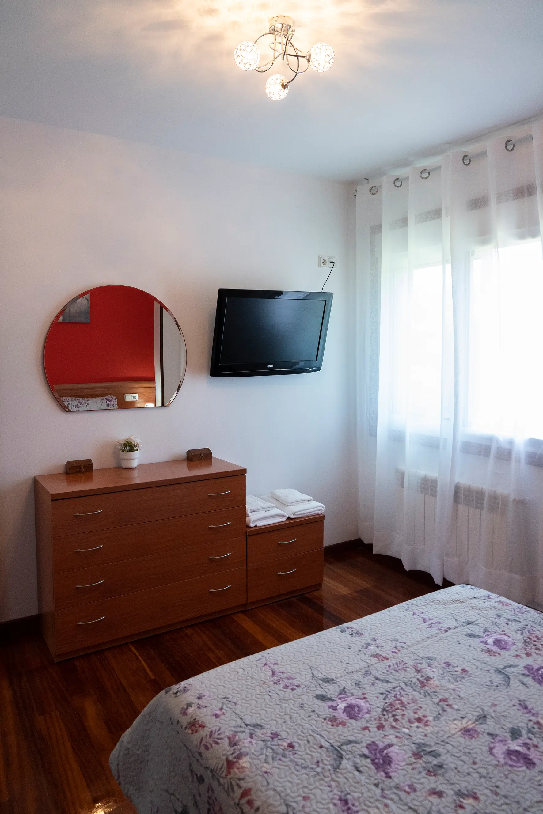 Vista alternativa del Dormitorio 1 mostrando armario y espacio de almacenamiento