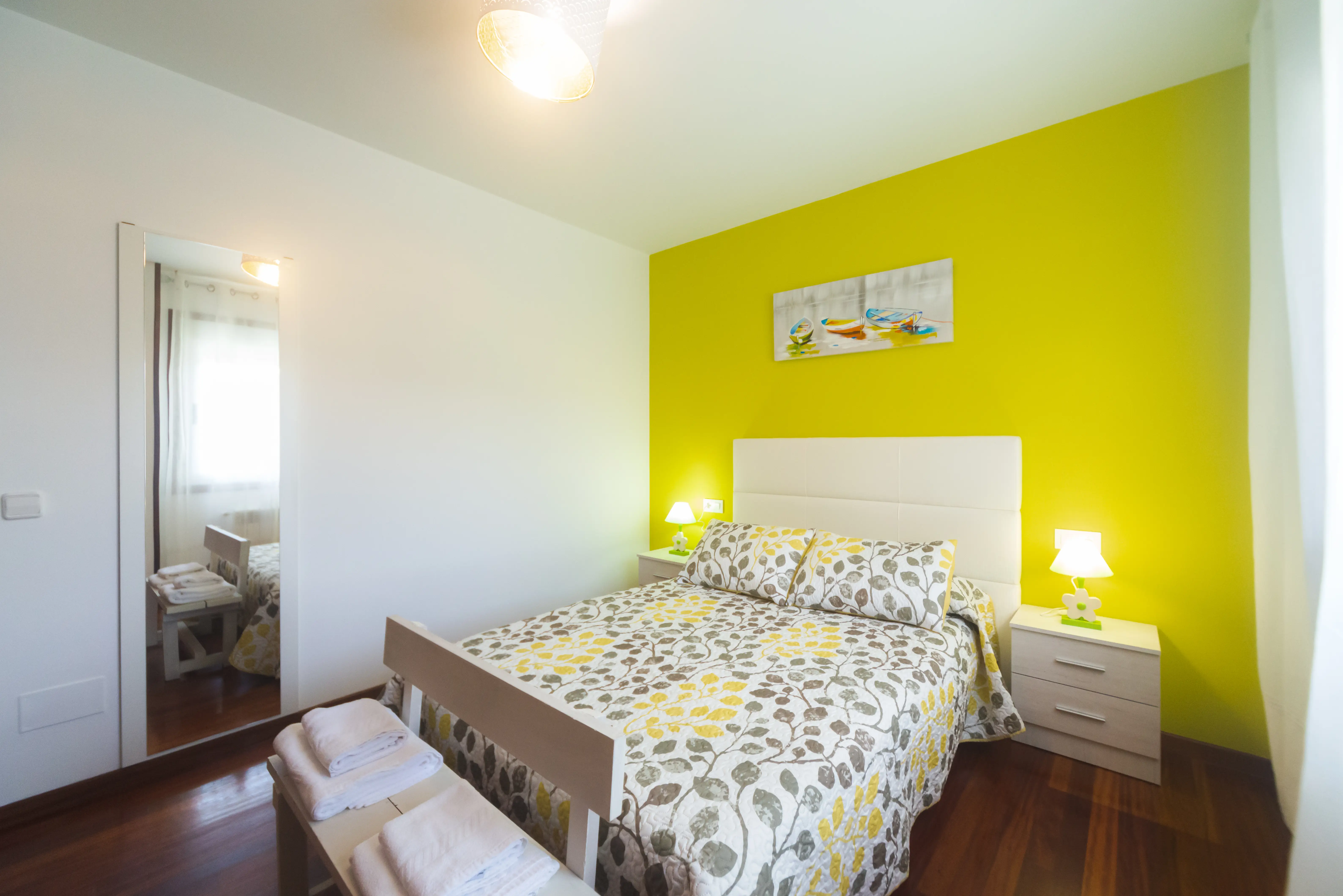 Perspectiva amplia del Dormitorio 2 con zona de estar