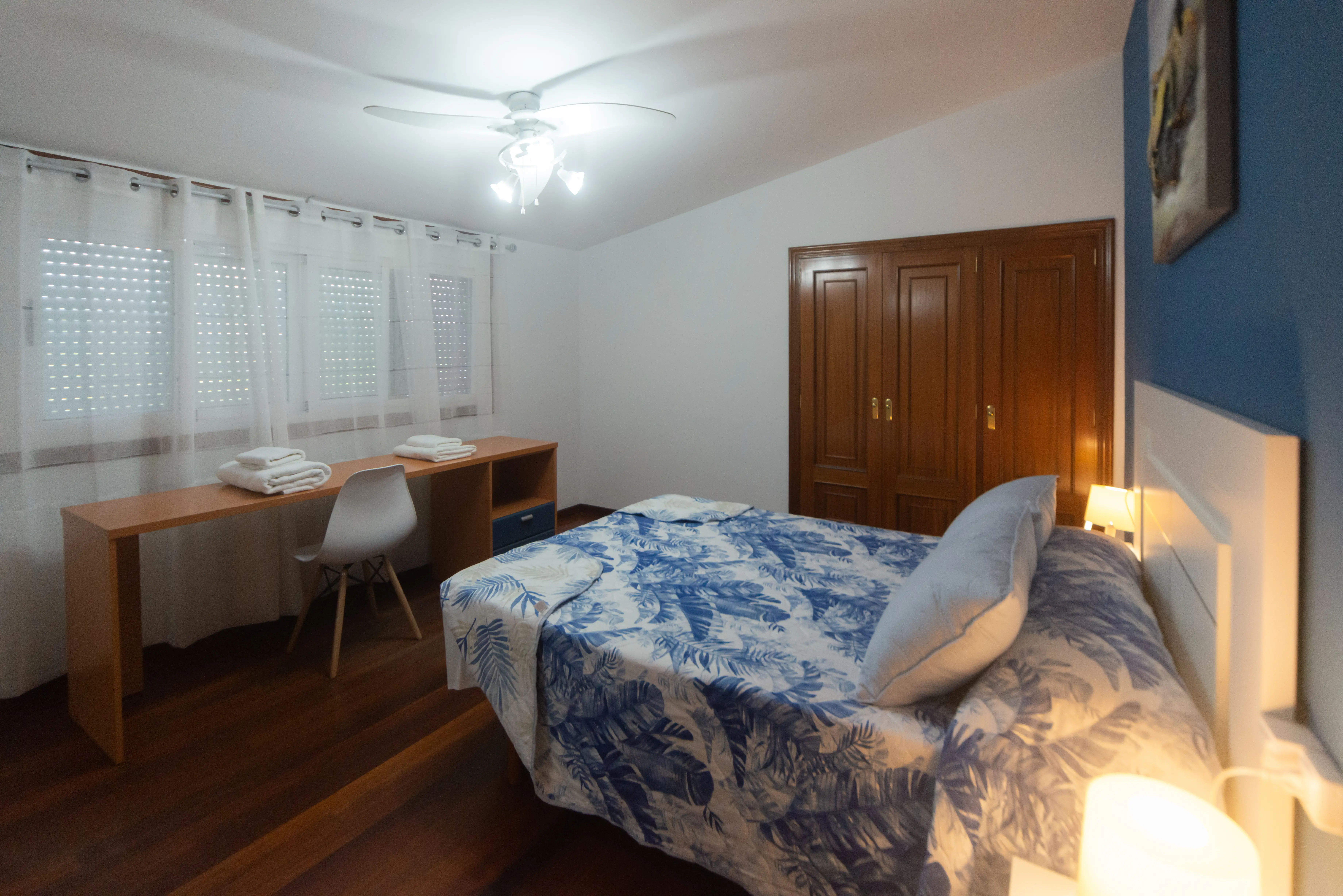 Dormitorio 3 con cama doble, vigas de madera vistas y ambiente acogedor