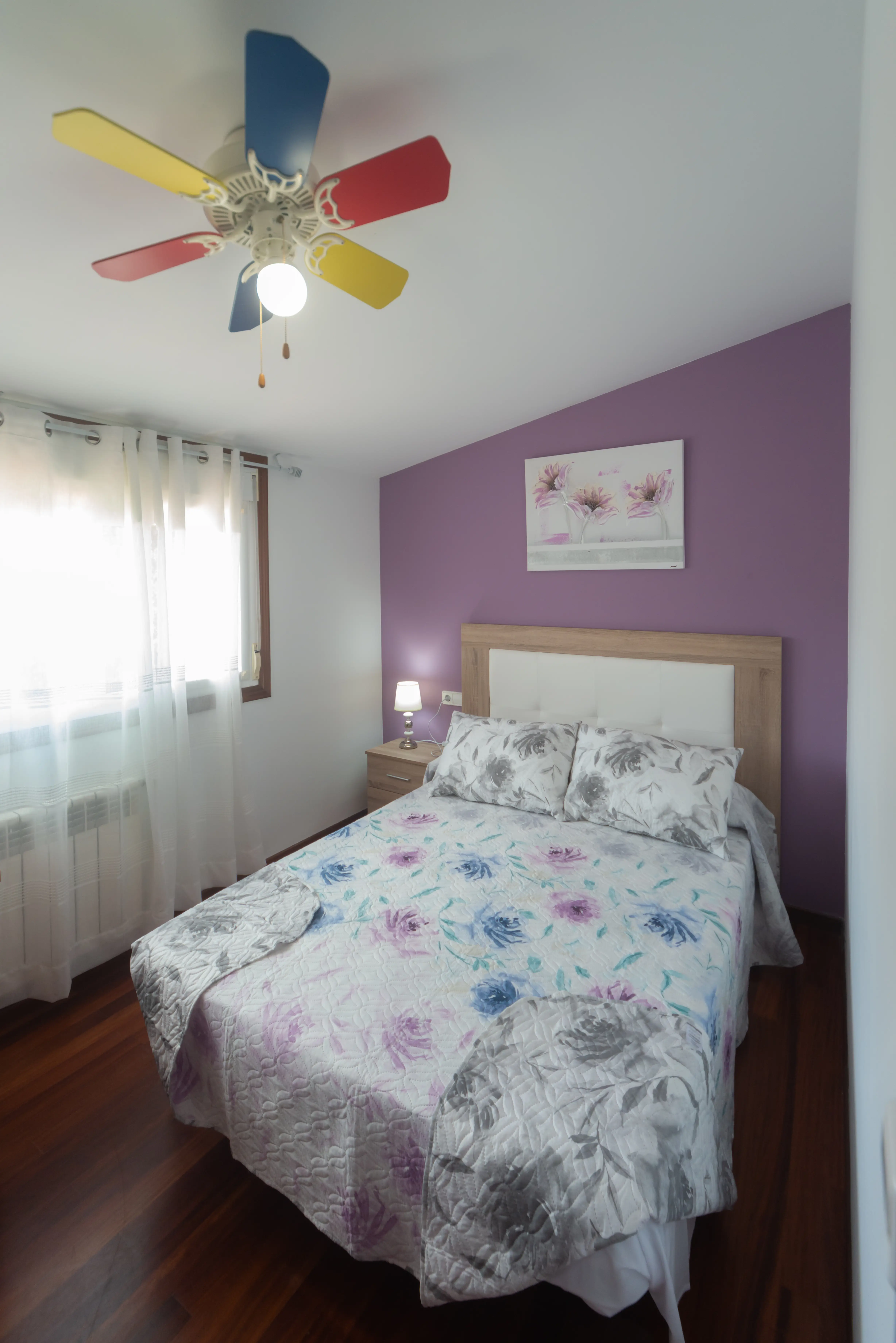 Dormitorio 4 con cama doble y decoración elegante en tonos neutros