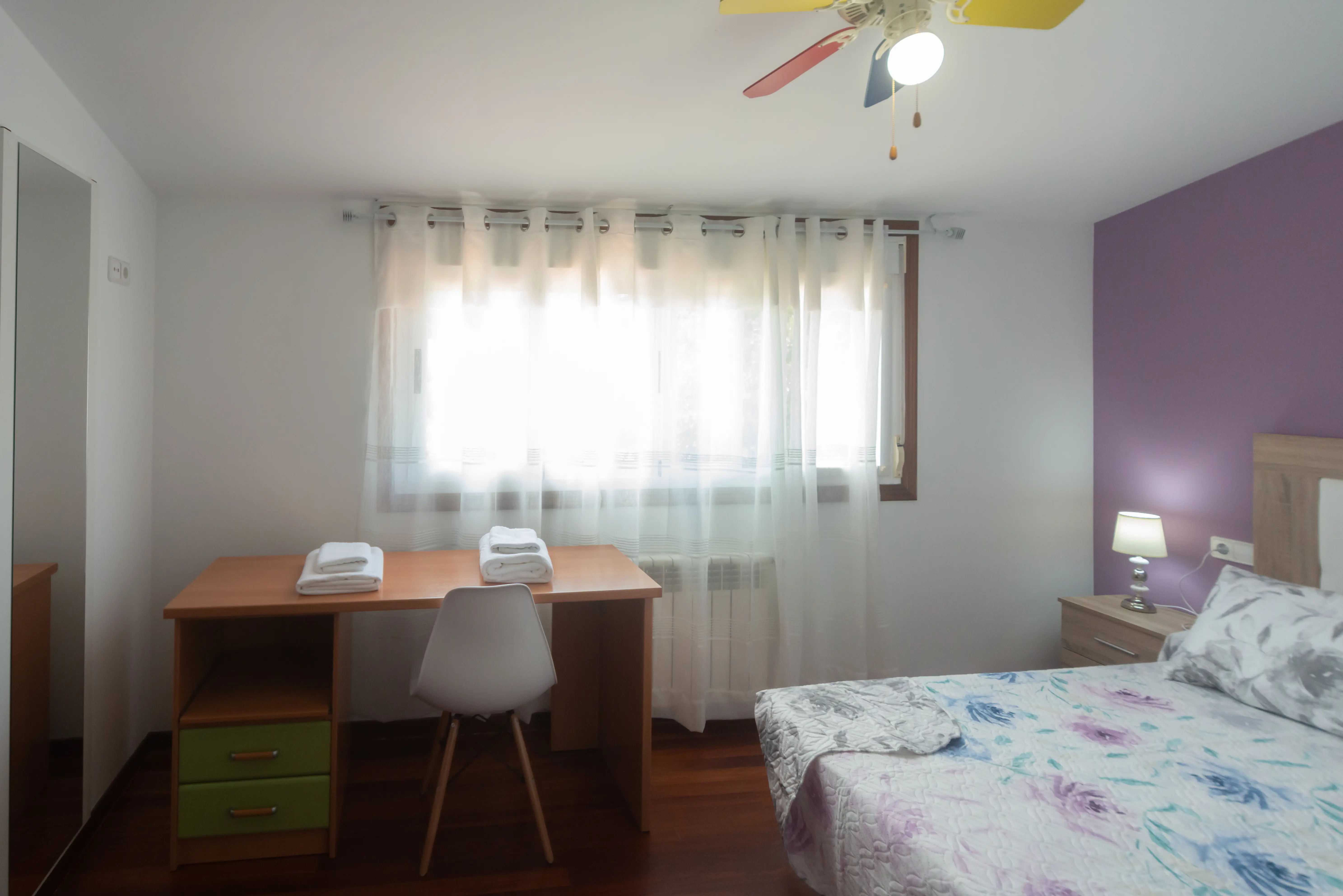 Detalle del Dormitorio 4 con armarios empotrados y zona de lectura