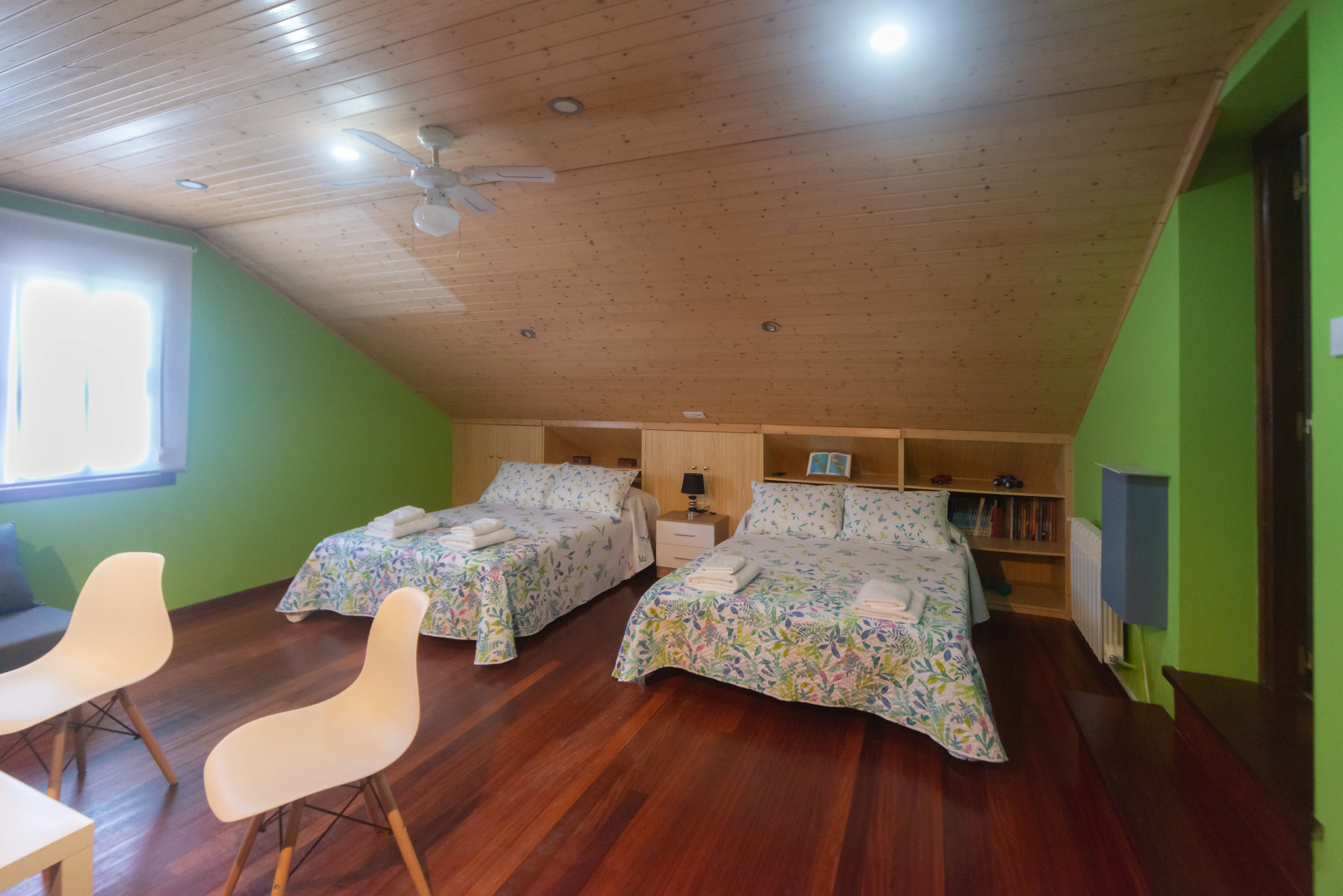 Dormitorio principal (Suite 5) con dos camas dobles y sofá cama