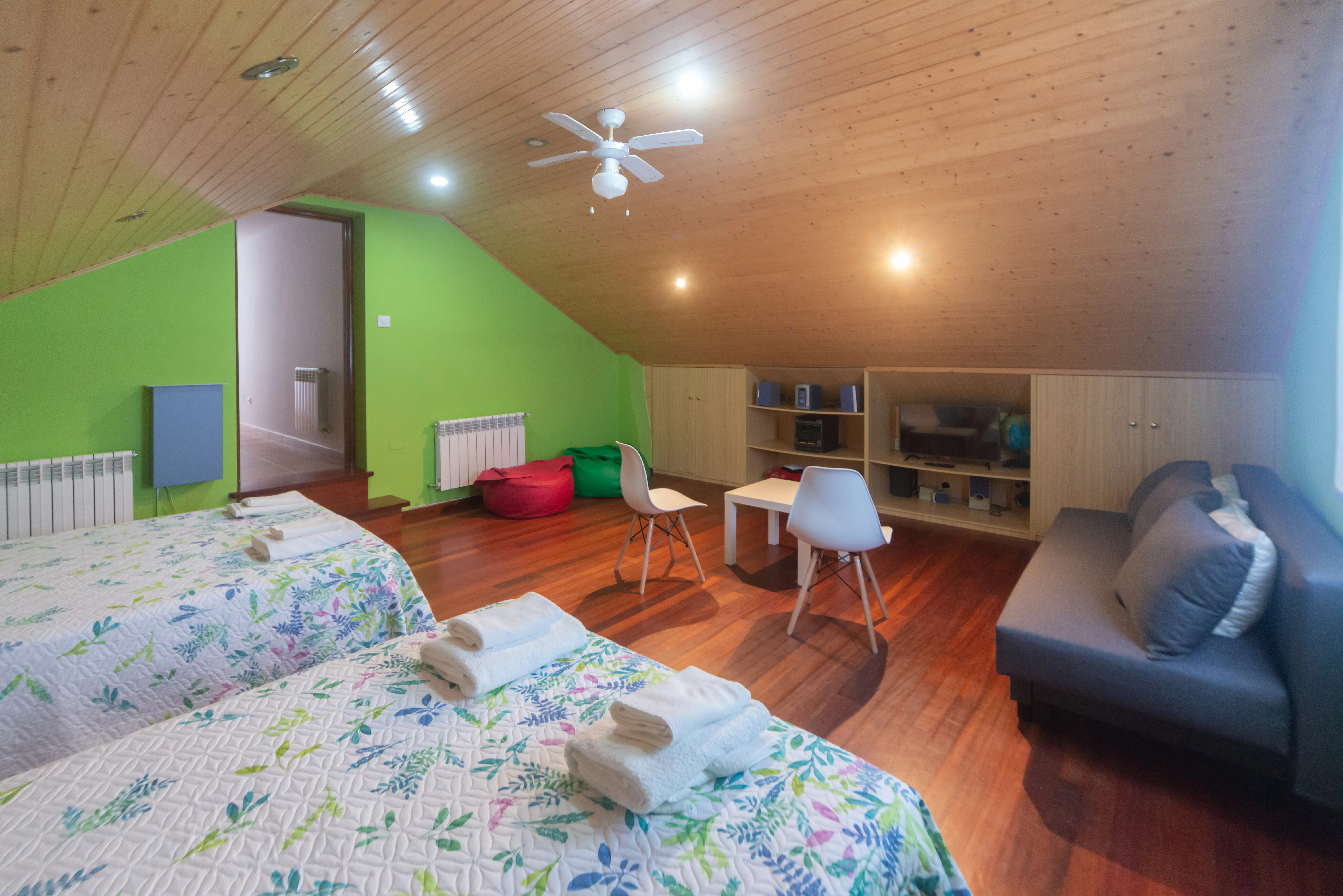 Zona de sofá cama en el Dormitorio 5 con luz natural