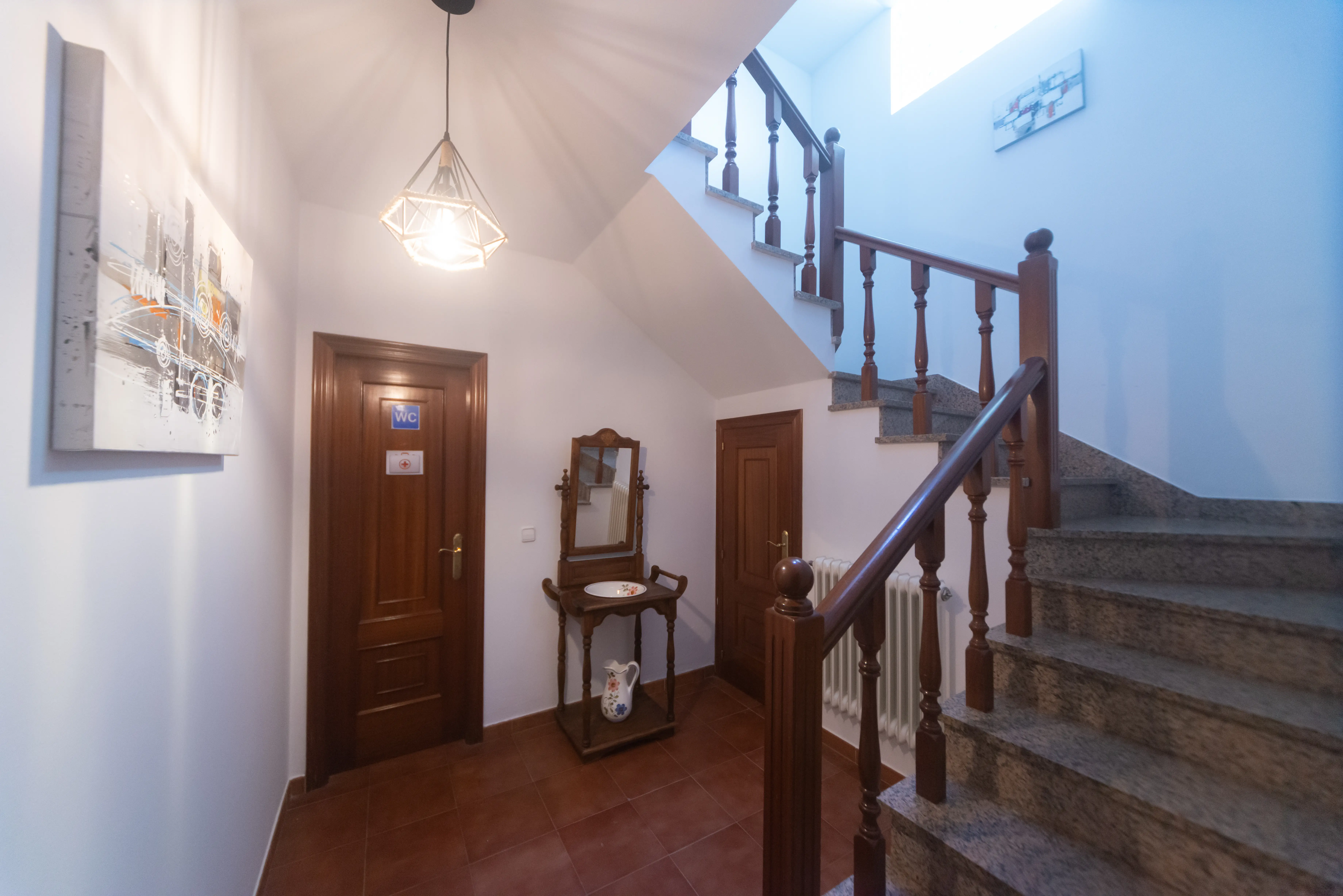 Escaleras interiores de madera conectando planta baja y superior