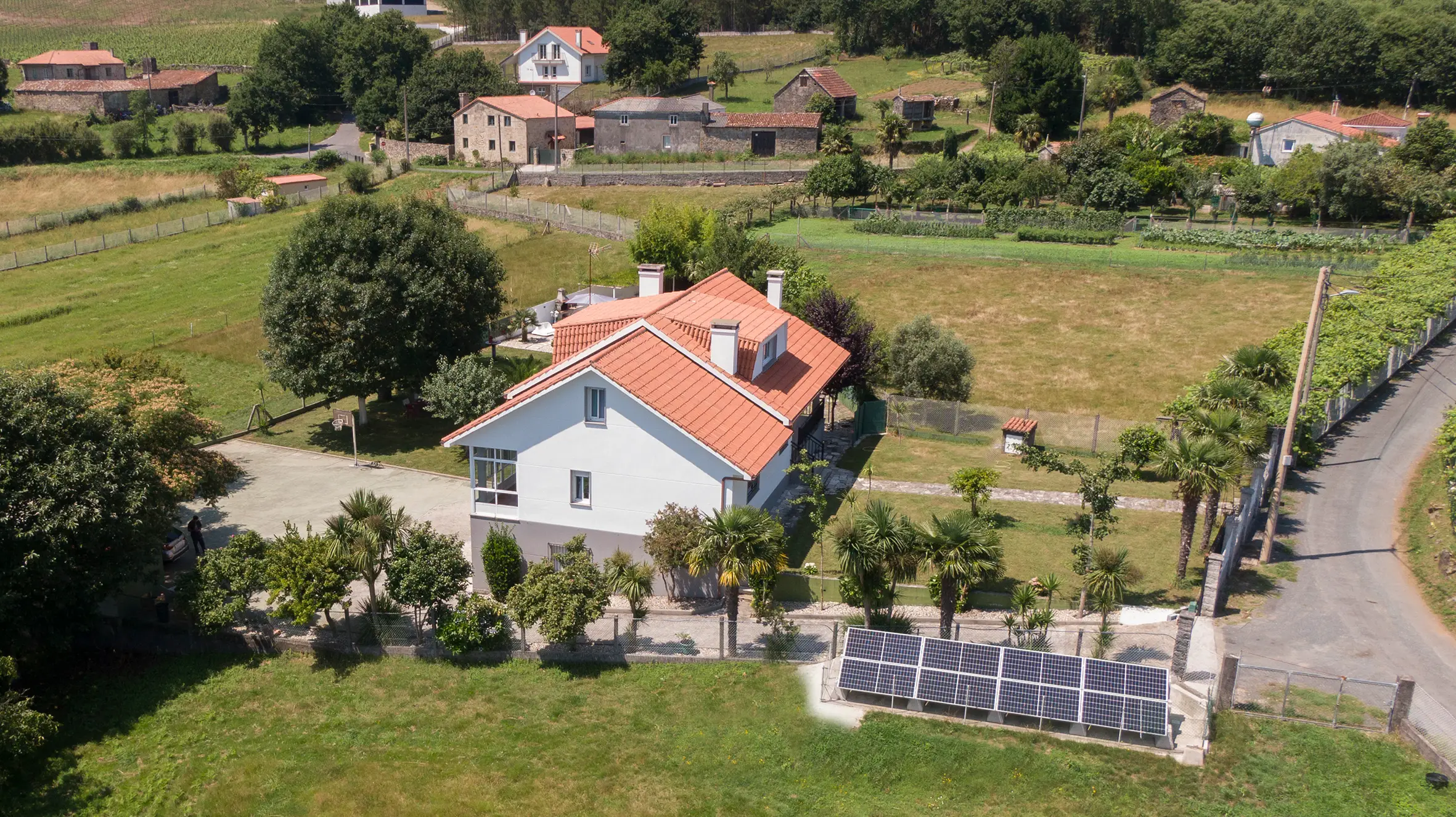 Zona exterior con césped y vista de la fachada posterior