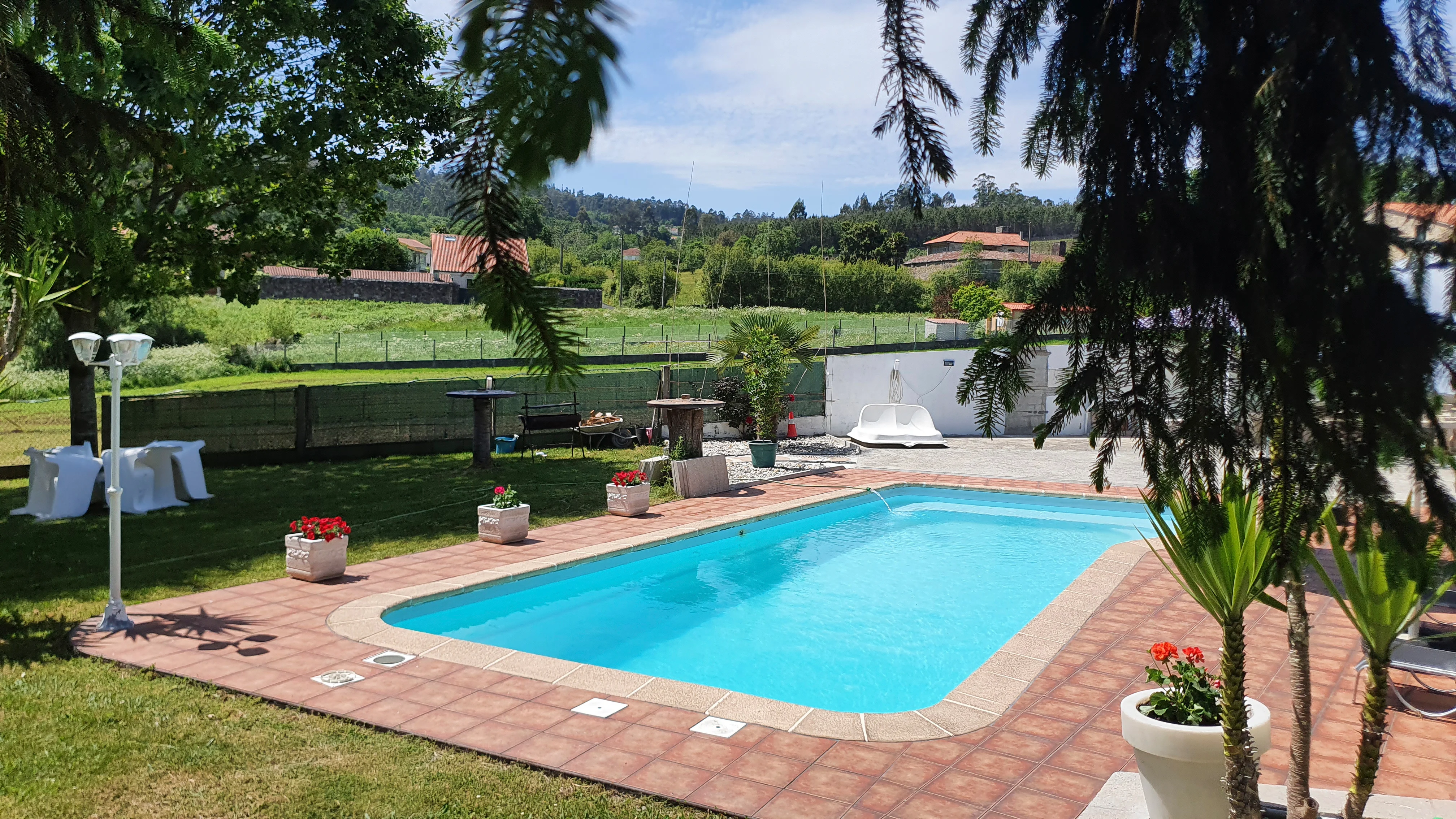 Jardín y piscina de A Casa de Blanco durante el día