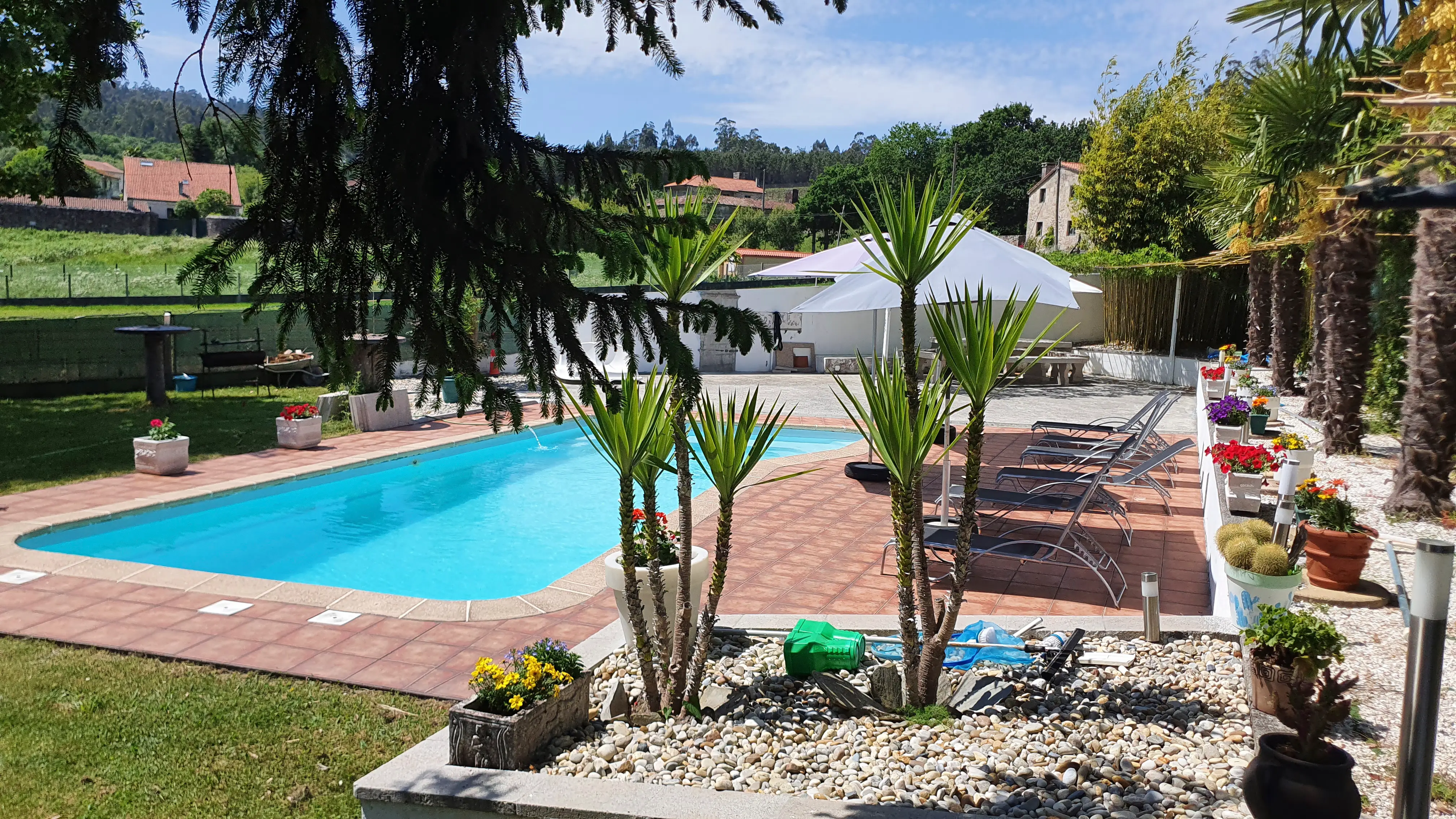 Terraza exterior con mesa y sillas para comidas al aire libre