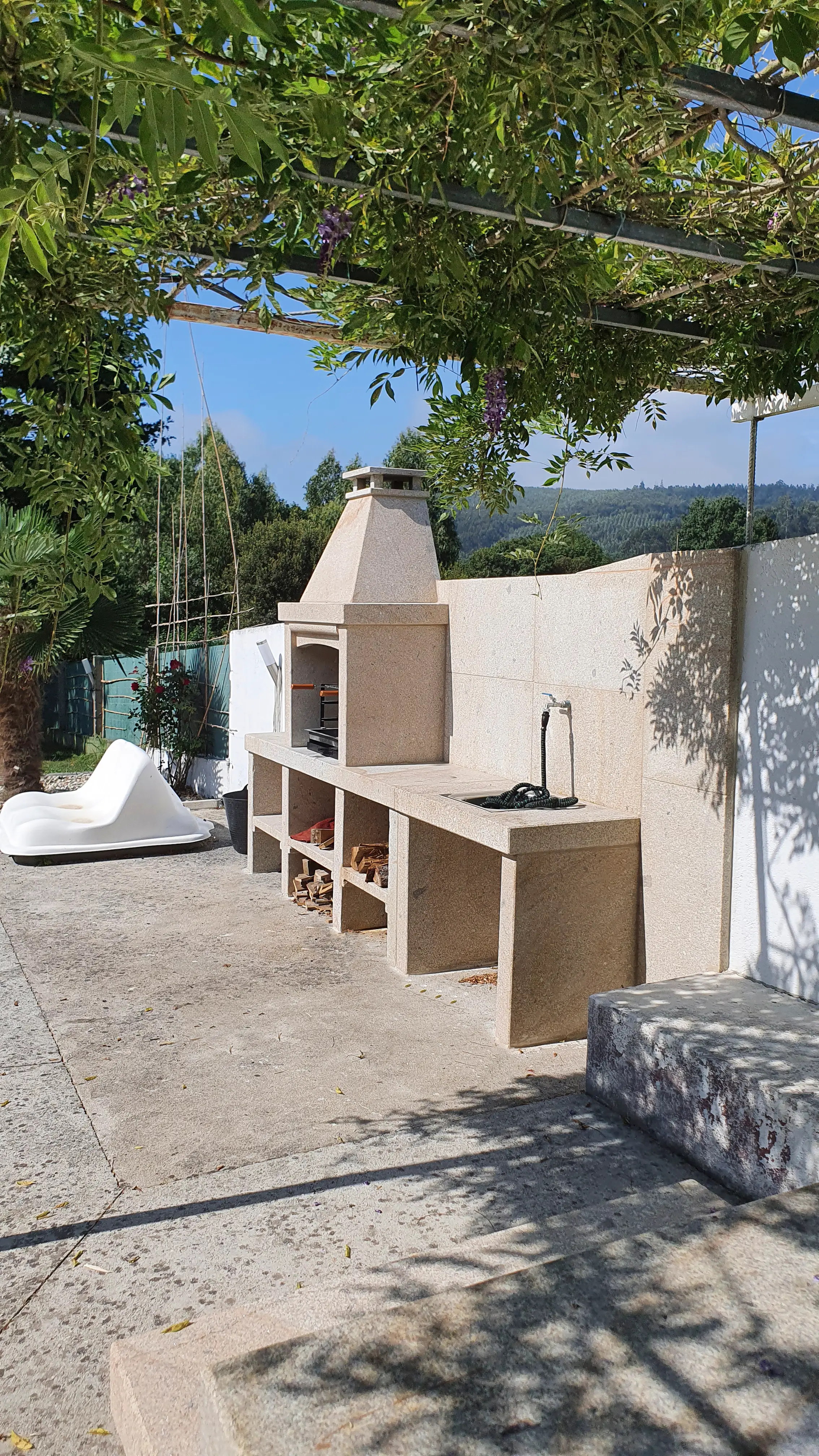 Jardín con zonas verdes y vista panorámica de los alrededores