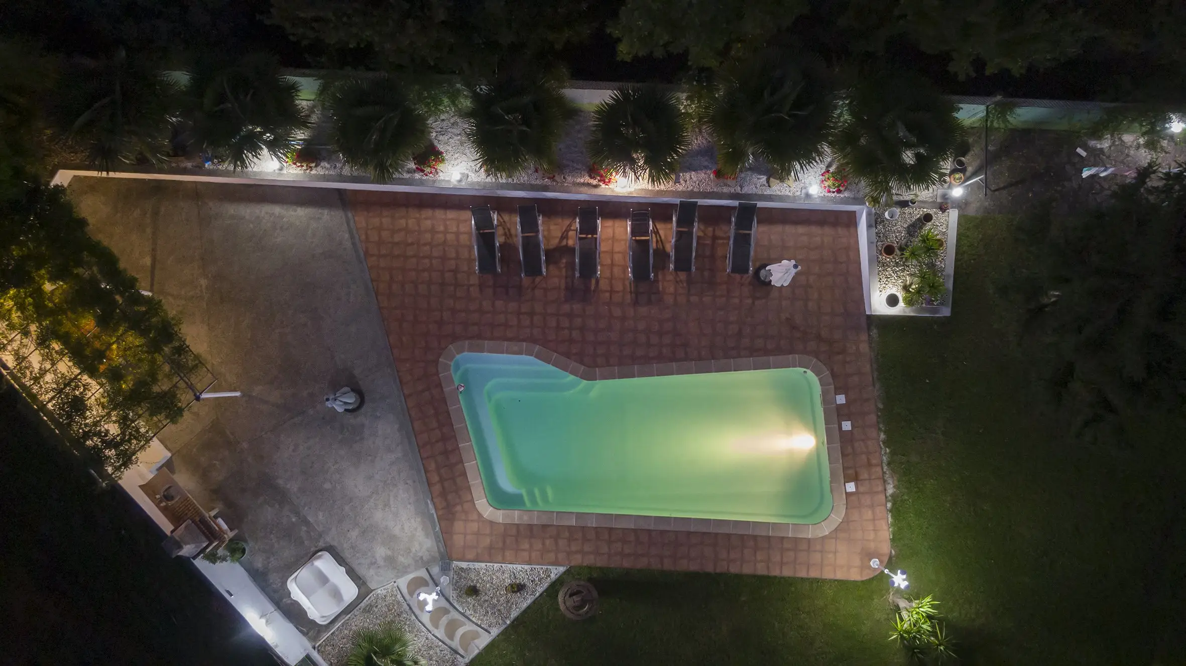 Iluminación nocturna de la fachada de A Casa de Blanco con ambiente acogedor