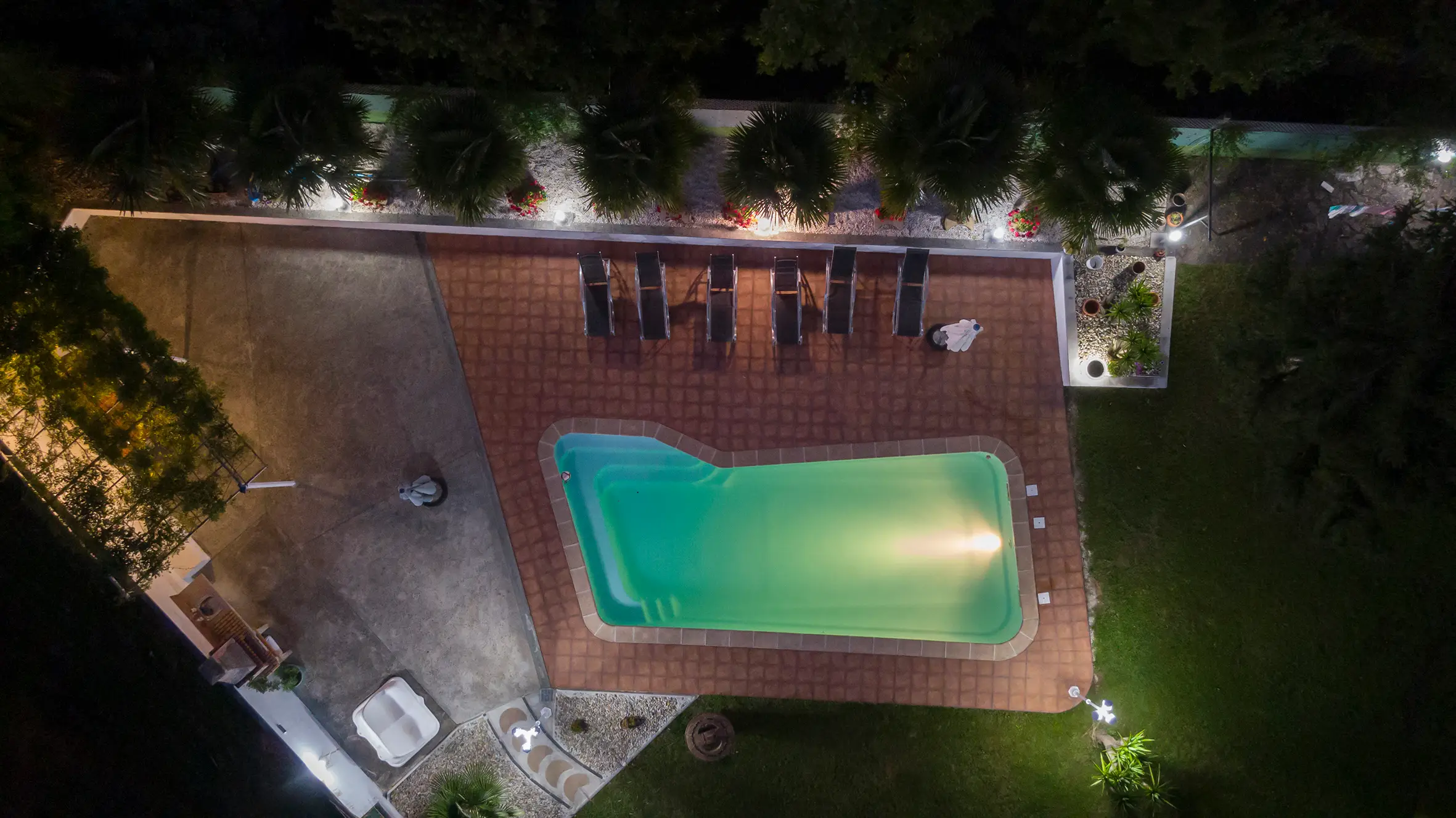 Iluminación nocturna de la fachada de A Casa de Blanco con ambiente acogedor