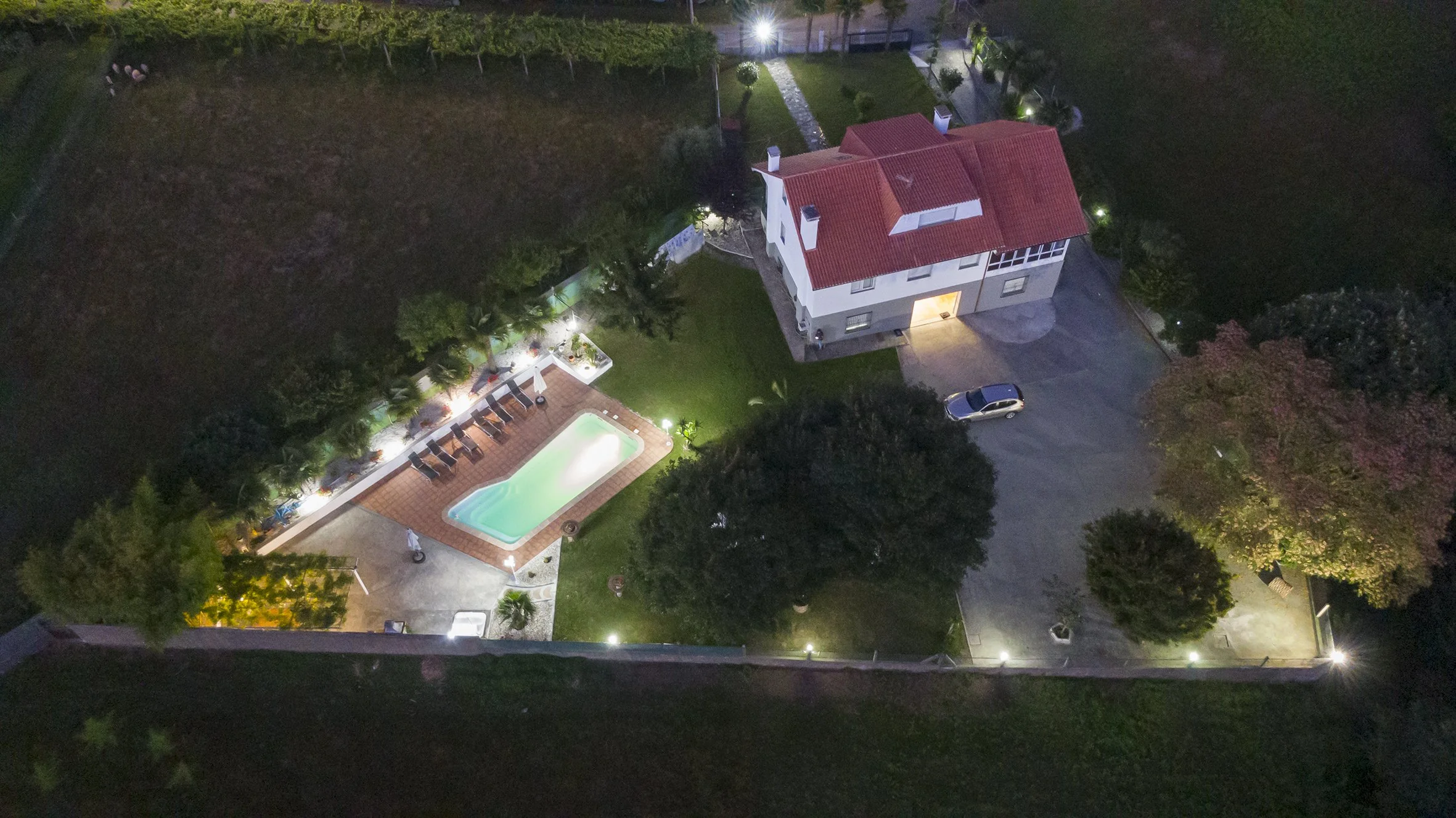 Exterior de A Casa de Blanco iluminado por la noche