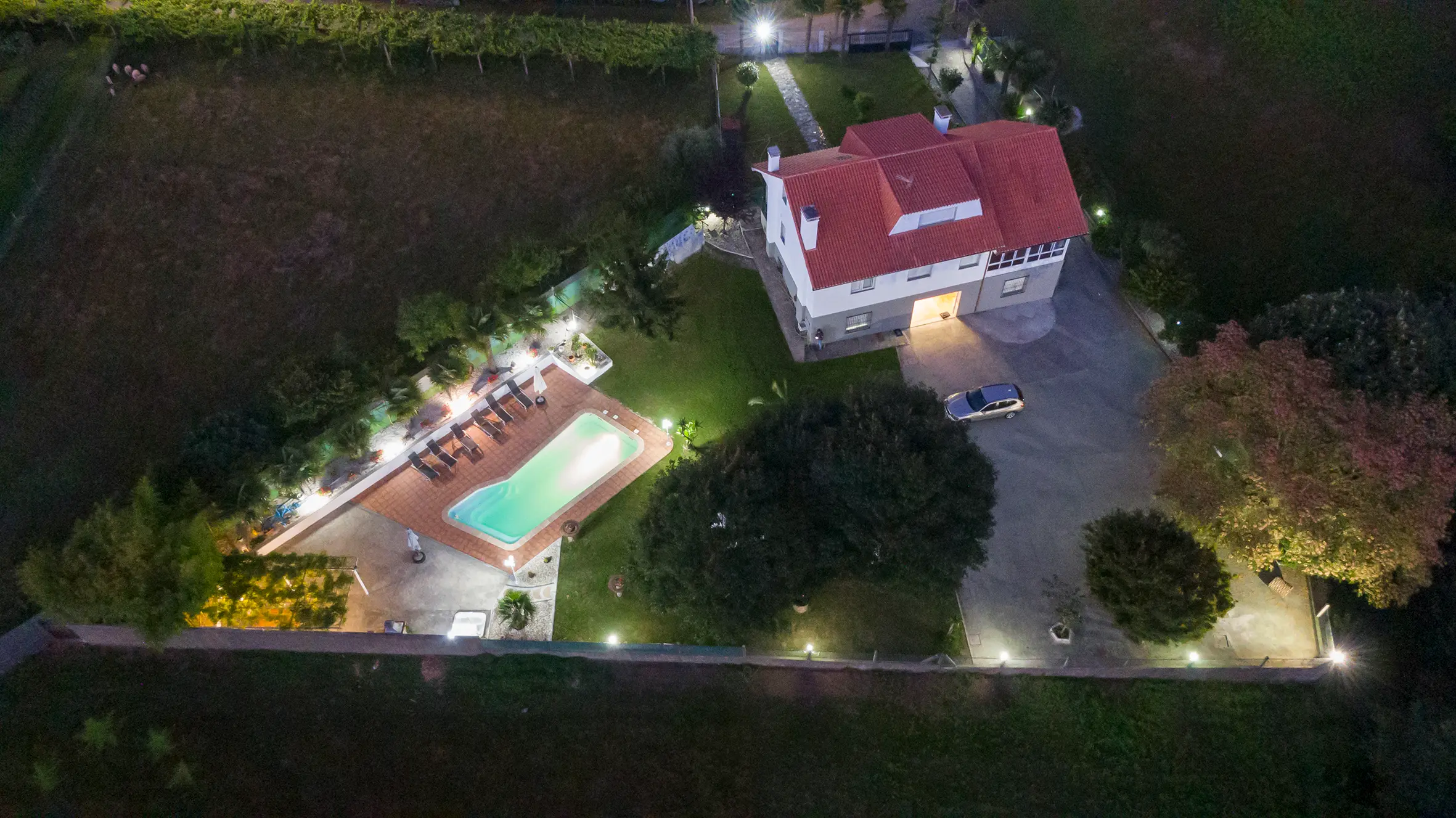 Exterior de A Casa de Blanco iluminado por la noche