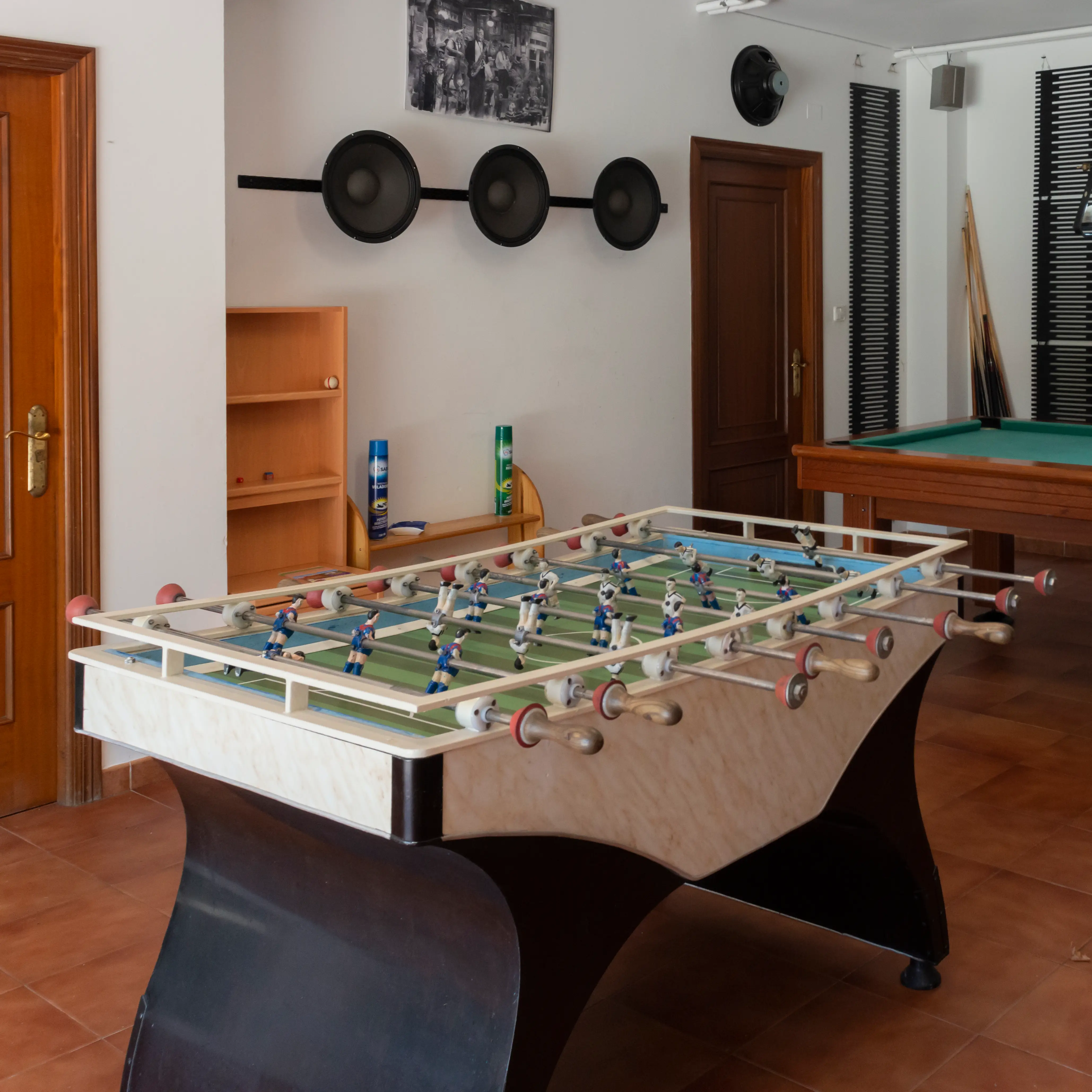 Futbolín en zona de entretenimiento para niños y adultos