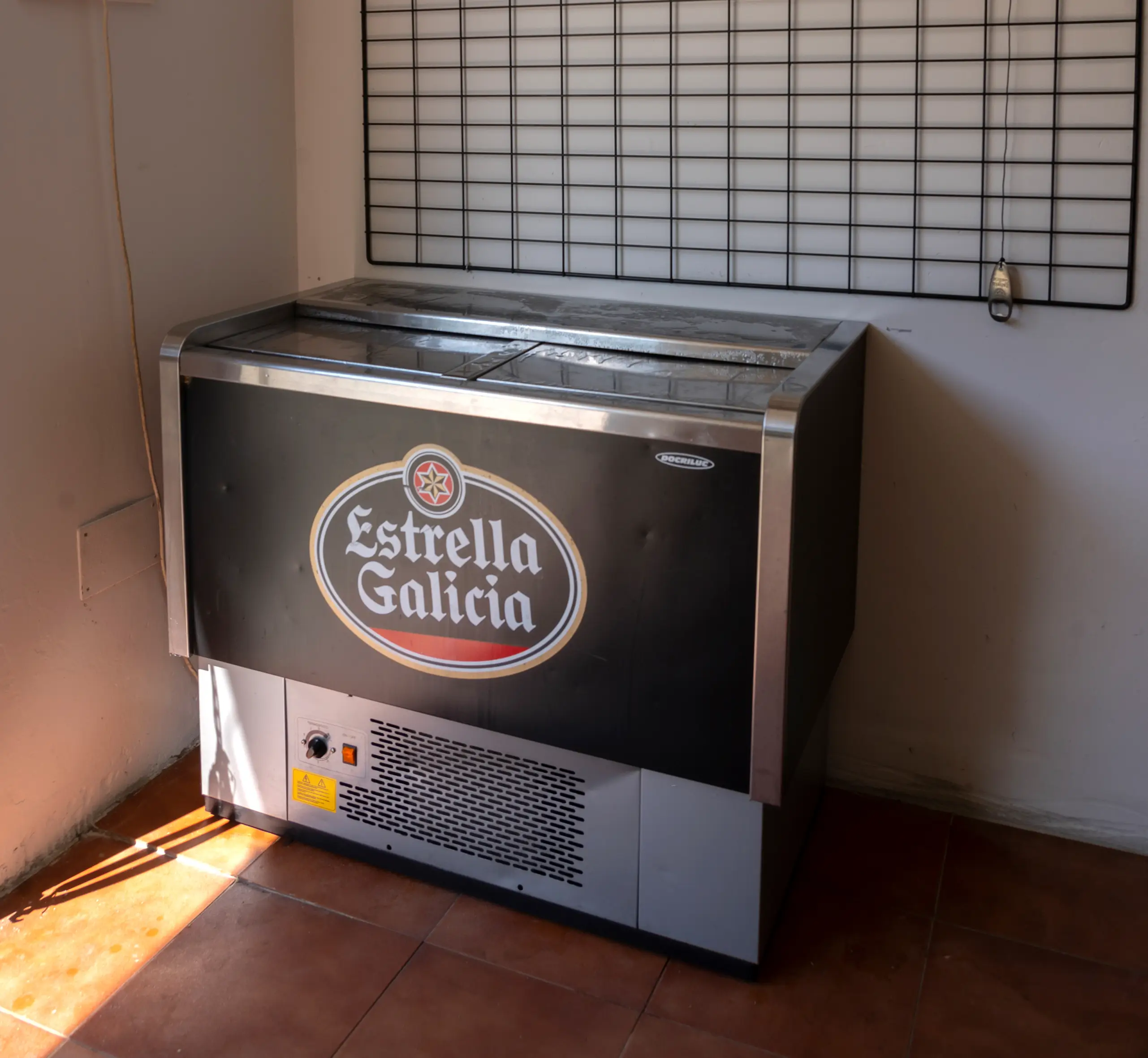 Nevera bar en zona común con bebidas y snacks