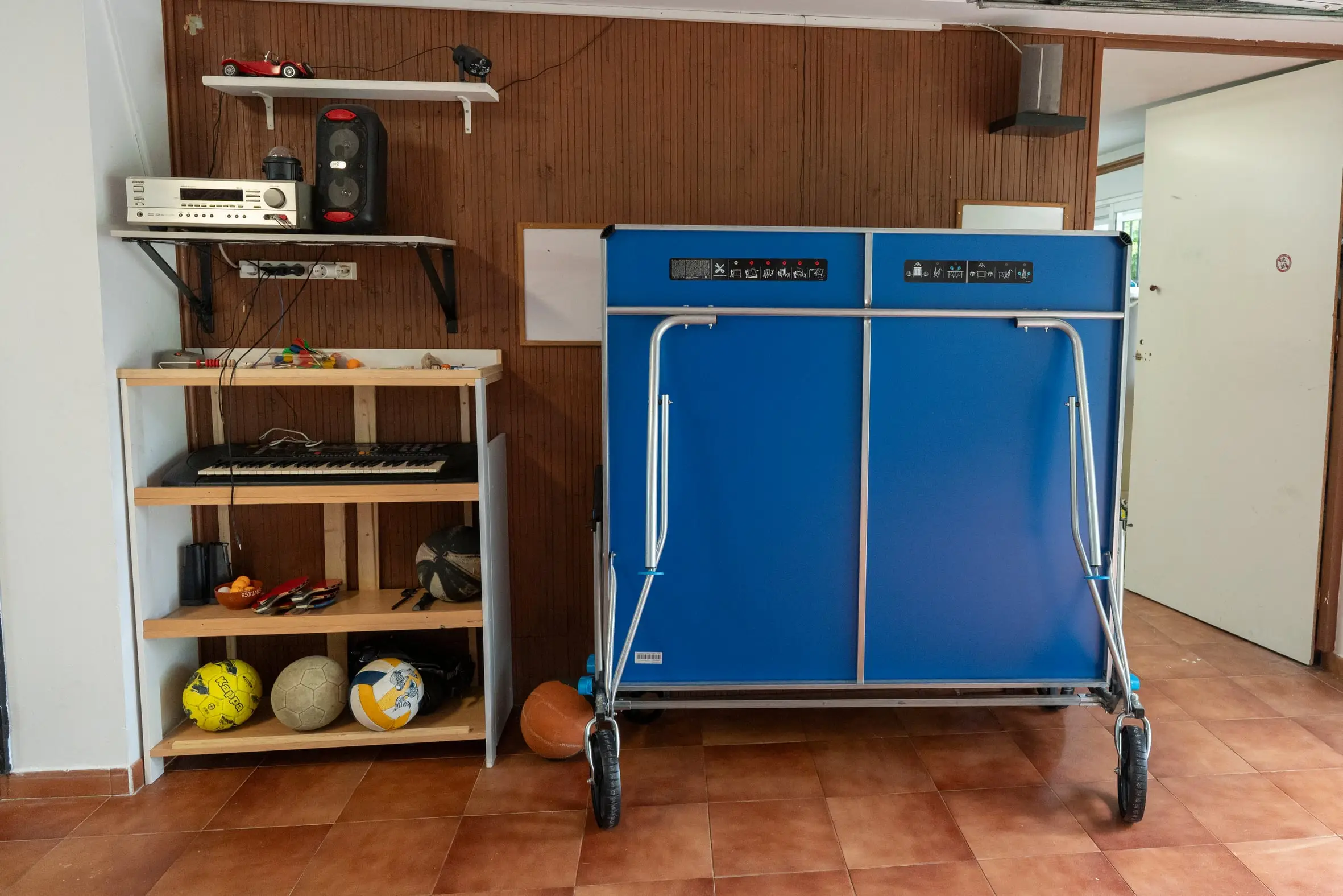 Mesa de ping pong plegable y equipamiento de juego en la zona de ocio