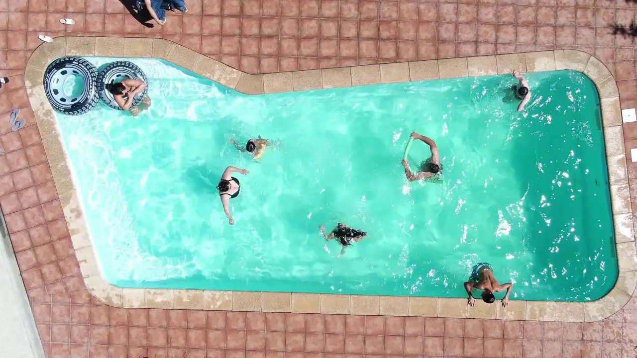 Vídeo de la piscina de día con tumbonas